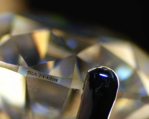 Một viên Moisanit được khắc số của một viên kim cương